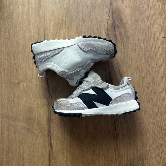 New Balance 327 hook and loop - Picture 3 of 6